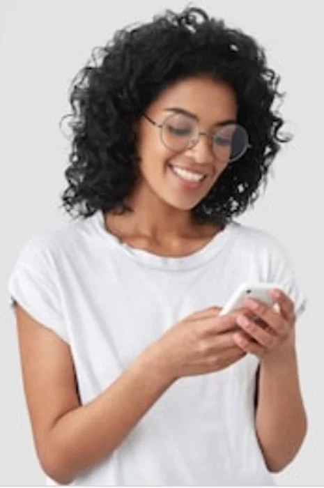 Imagem com modelo olhando um celular pedindo um orçamento para publicar o seu livro