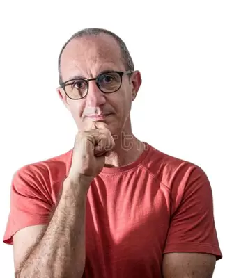 Foto de um homem aparentando 55 anos, de óculos e camiseta, com a mão no queixo com ar de quem está formulando alguma pergunta sobre publicação de livros.
