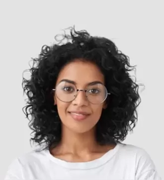 Foto de uma jovem morena com um meio sorriso, roto simpático´com óculos de aro redondo e cabelo crespo bem cheio convidando para publicar um livro